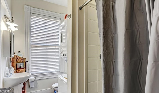 full bathroom featuring shower / tub combo with curtain, sink, and toilet