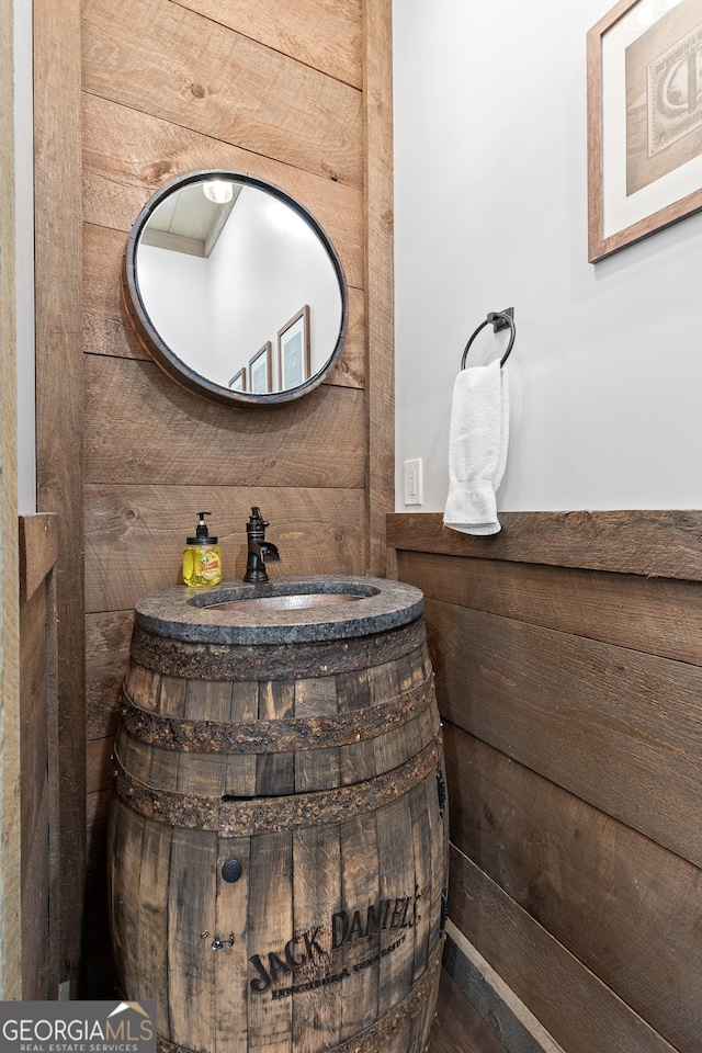 bathroom featuring sink