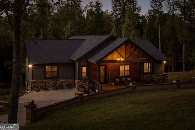 view of front of property with a lawn