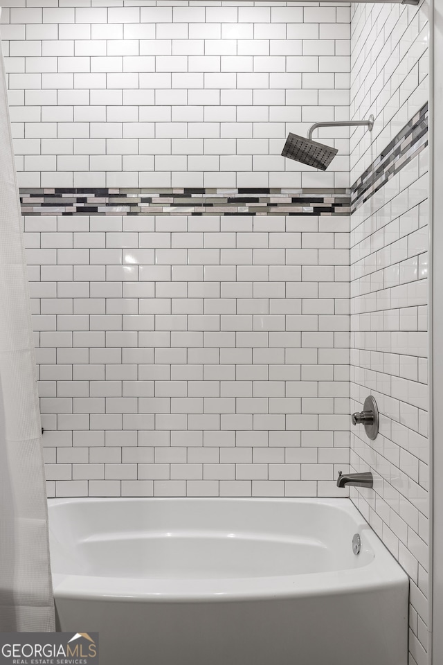 bathroom featuring shower / bath combo