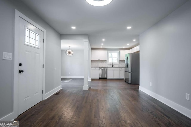 foyer featuring a chandelier, sink, and dark hardwood / wood-style floors