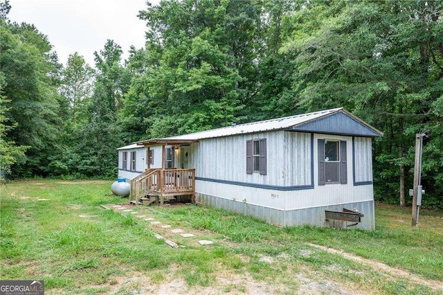 view of front of house featuring a front yard