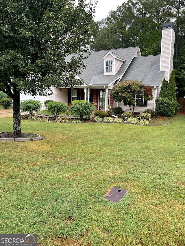 view of front of property featuring a front lawn