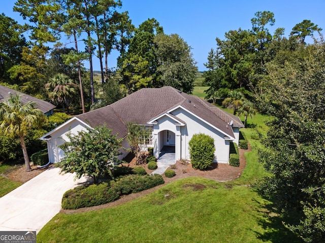 view of front of home featuring a front yard and a garage