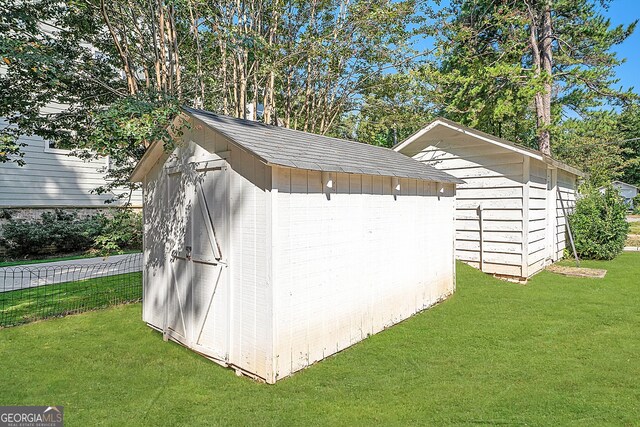 view of outdoor structure featuring a yard