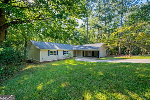 ranch-style house featuring a front yard