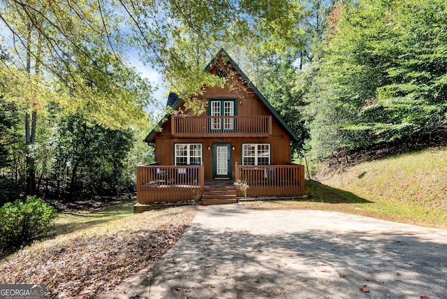 view of front facade featuring a wooden deck