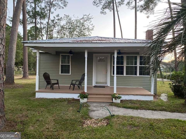 view of front of house featuring a front lawn and ceiling fan