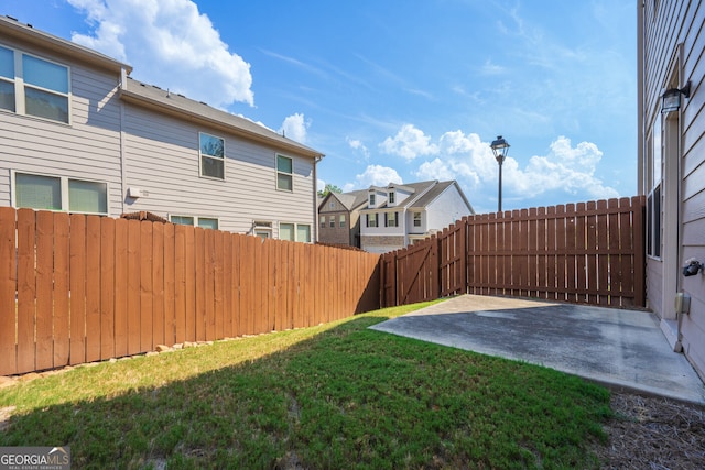 view of yard featuring a patio