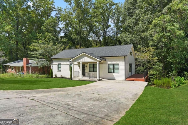 view of front facade with a porch and a front yard