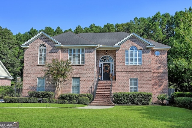 view of front of property featuring a front lawn