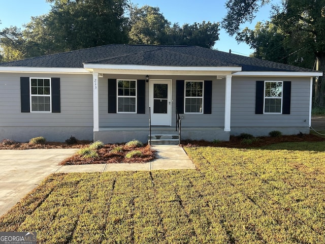 ranch-style home featuring a front yard