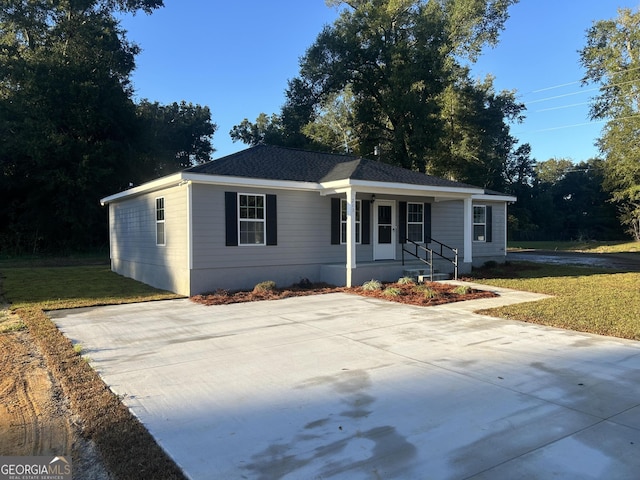 single story home featuring a front yard