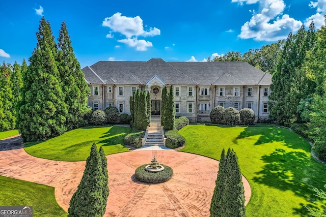 view of front of home featuring a front lawn