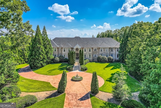 view of front facade with a front yard