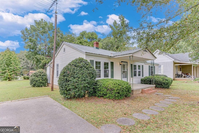 view of front of home featuring a front lawn and covered porch