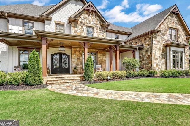 view of front of property featuring a front yard and a porch