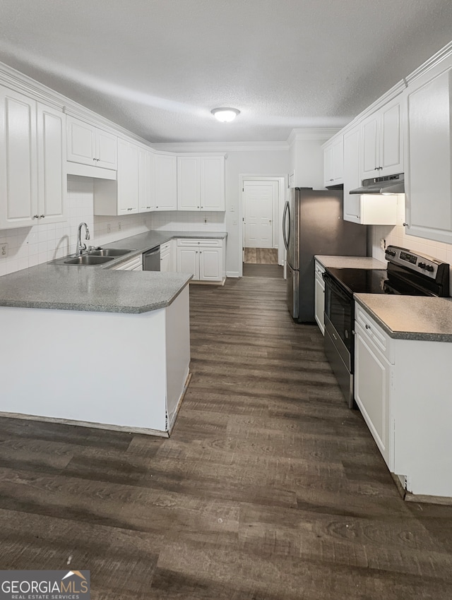 kitchen featuring electric range, tasteful backsplash, dark wood-type flooring, sink, and white cabinetry