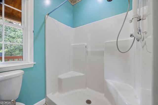 bathroom featuring a shower with curtain and toilet