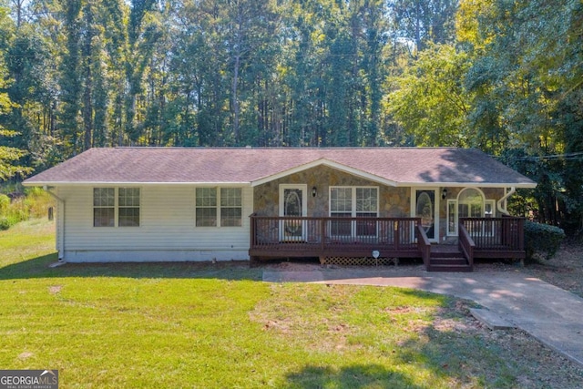 ranch-style house featuring a front lawn and covered porch