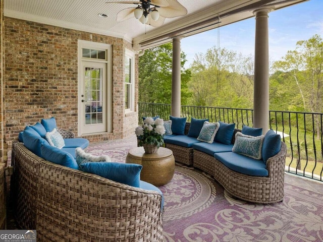 sunroom with ceiling fan