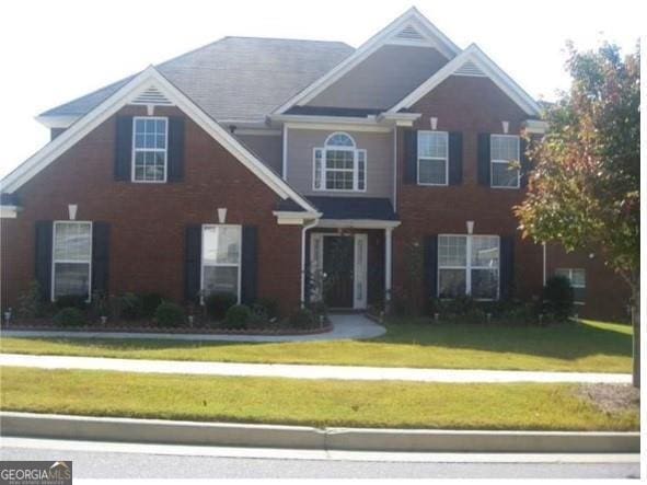 view of front facade with a front lawn