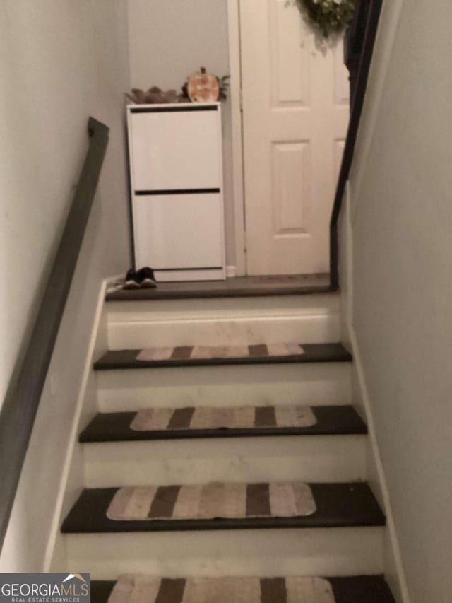 2734 Laurel View Dr, Snellville, GA 30039 - view of stairs