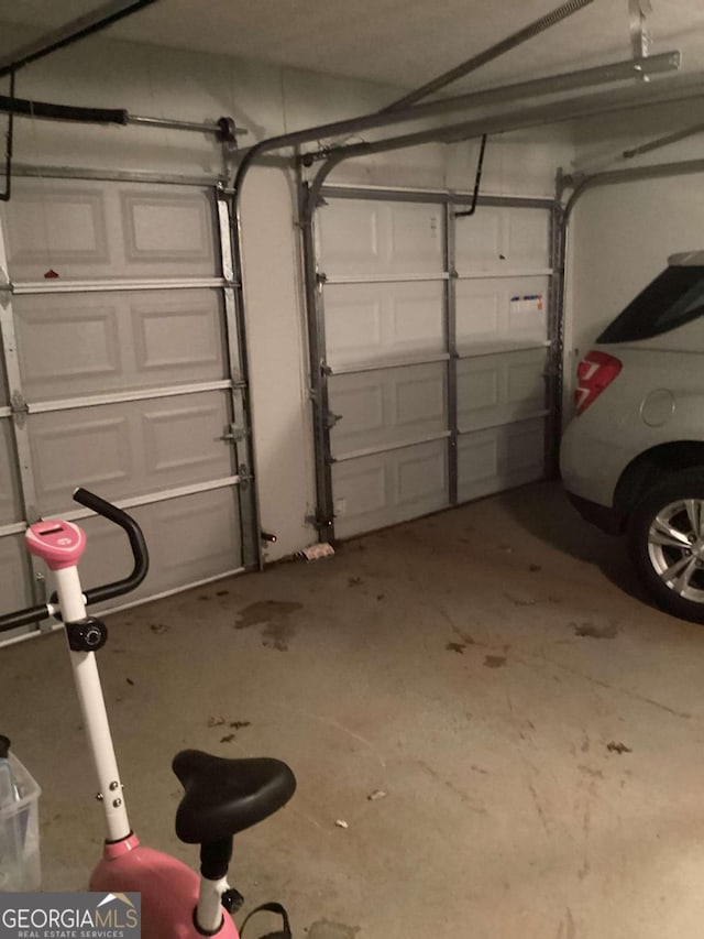 2734 Laurel View Dr, Snellville, GA 30039 - view of garage
