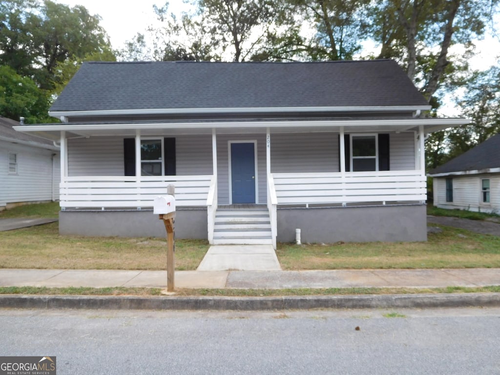 view of front facade featuring a porch