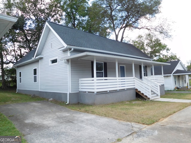 view of front of home featuring a porch and a front yard