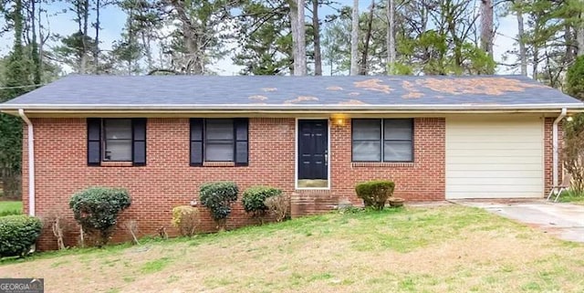 view of front of home featuring a front lawn