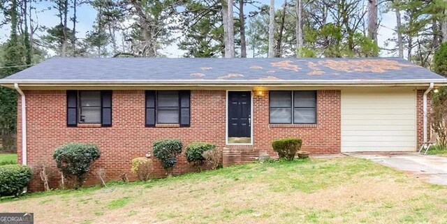 view of front of house featuring a front lawn