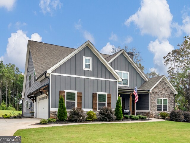 view of front of property featuring a front lawn and a garage