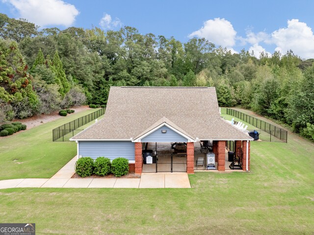 view of front of property with a front lawn