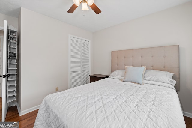 bedroom featuring ceiling fan, dark hardwood / wood-style floors, and a closet