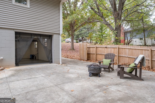 view of patio with an outdoor fire pit