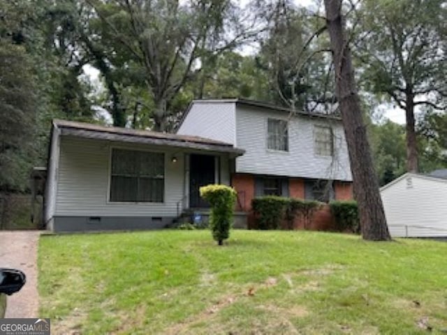 split level home featuring a front yard