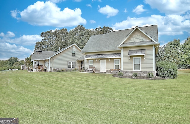 view of front of house featuring a front lawn