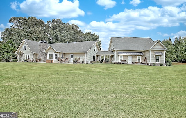 view of front of property featuring a front lawn