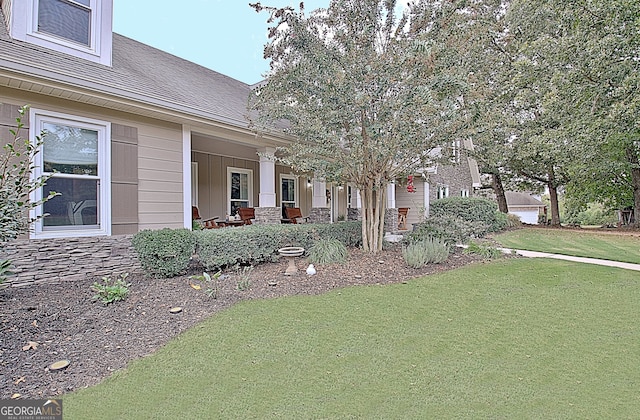 view of front facade with a front lawn