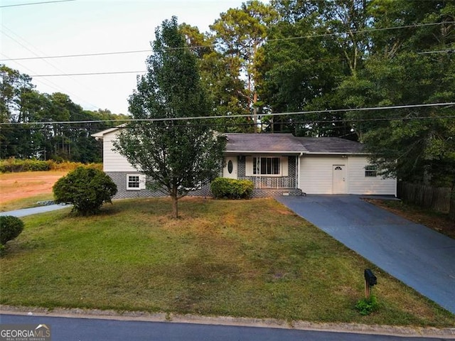 view of front of property with a front lawn