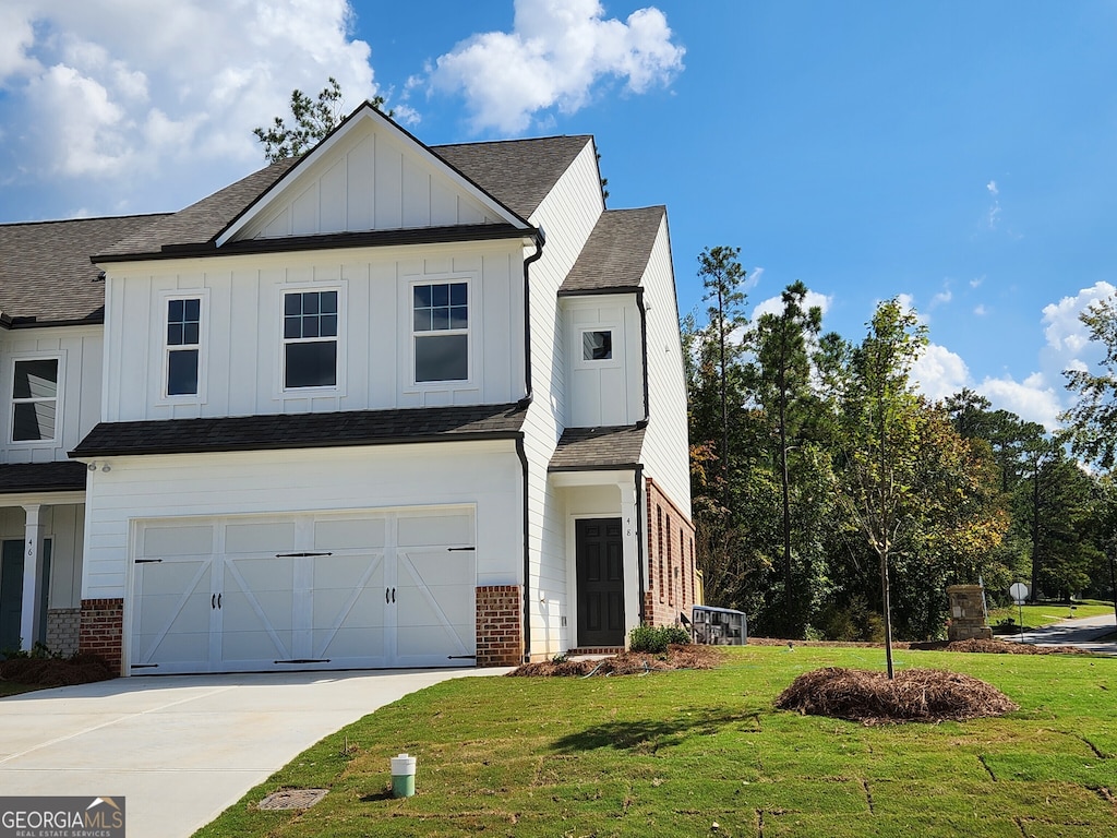 view of front facade featuring a front yard and a garage