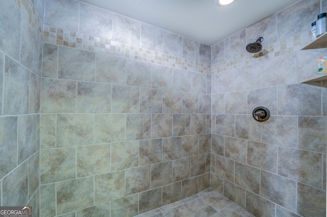 bathroom featuring a tile shower