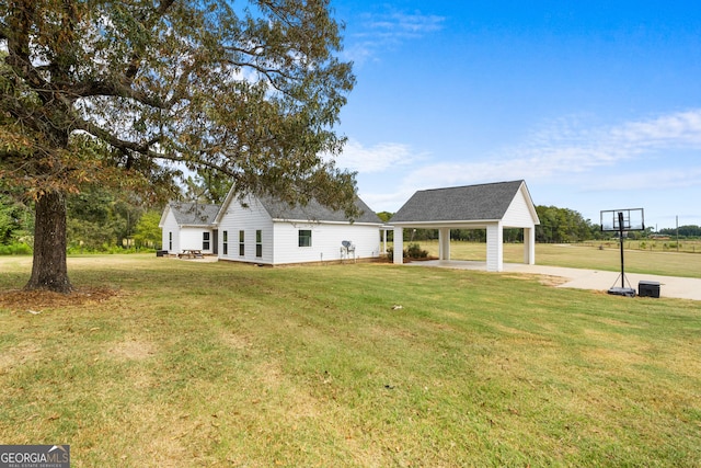 view of front facade with a front lawn