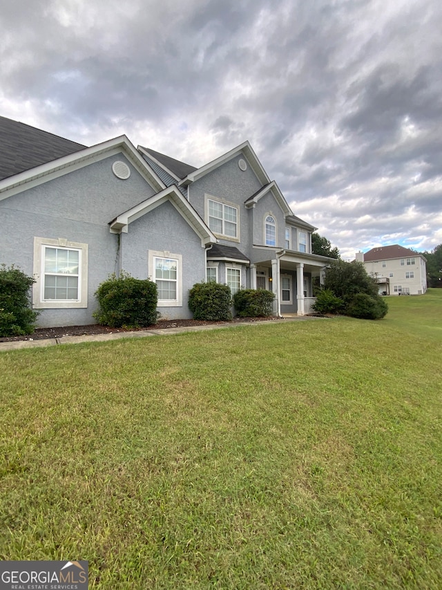 view of front facade with a front lawn