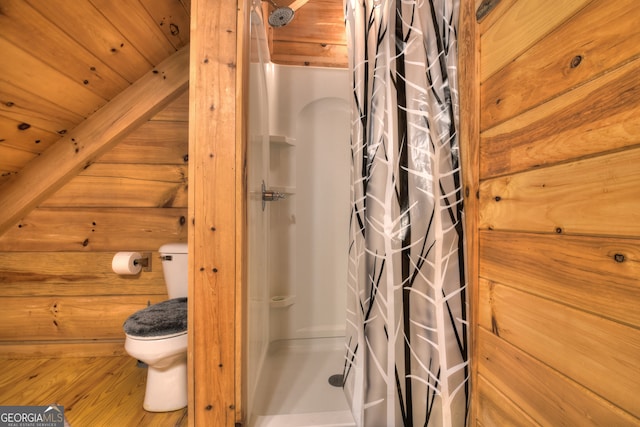 bathroom featuring a shower with shower curtain, wooden ceiling, and toilet