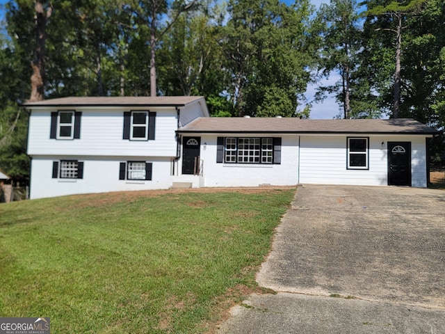 split level home featuring a front lawn