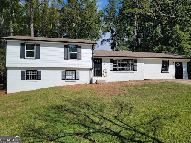 tri-level home featuring a front lawn