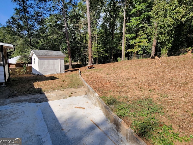 view of yard featuring a shed