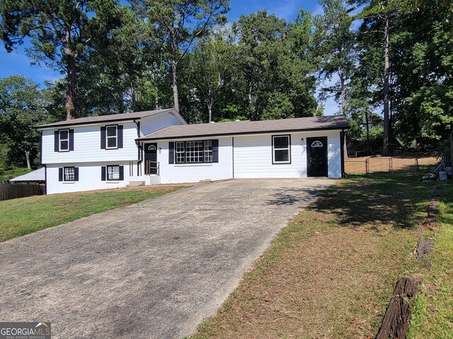 split level home with a front lawn